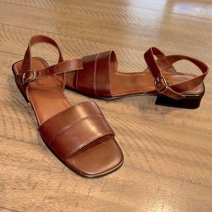NWOT Etienne Aigner leather sandals size 10